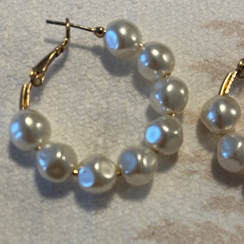 Elegant Gold and Pearl bracelet and earrings set - Picture 2 of 6